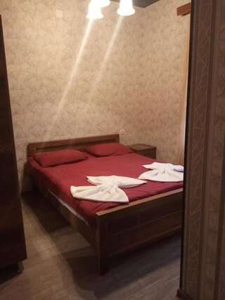 Гостевой дом Guest House Tavaduri Местиа Двухместный номер с 1 кроватью и собственной ванной комнатой-1