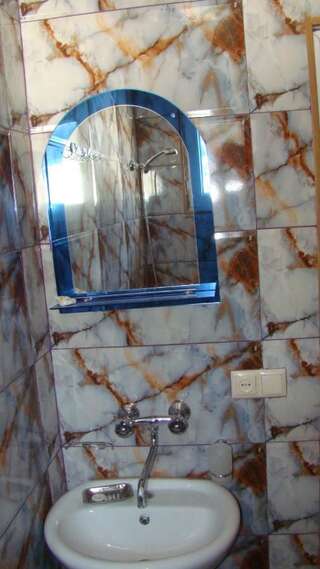 Гостевой дом Guest House Tavaduri Местиа Двухместный номер с 1 кроватью и собственной ванной комнатой-2