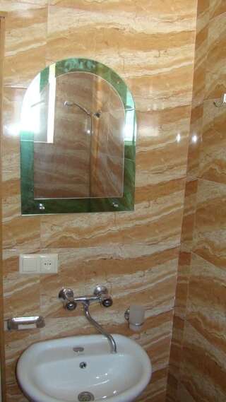 Гостевой дом Guest House Tavaduri Местиа Двухместный номер с 1 кроватью и собственной ванной комнатой-8