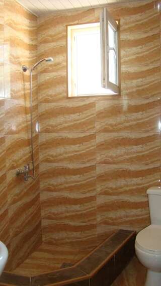 Гостевой дом Guest House Tavaduri Местиа Двухместный номер с 1 кроватью и собственной ванной комнатой-10