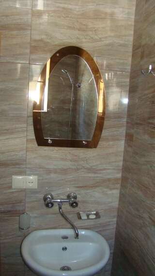 Гостевой дом Guest House Tavaduri Местиа Двухместный номер с 1 кроватью и собственной ванной комнатой-16